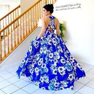 Perfect dresses for prom or for a wedding guest.
new with its tag
size 6